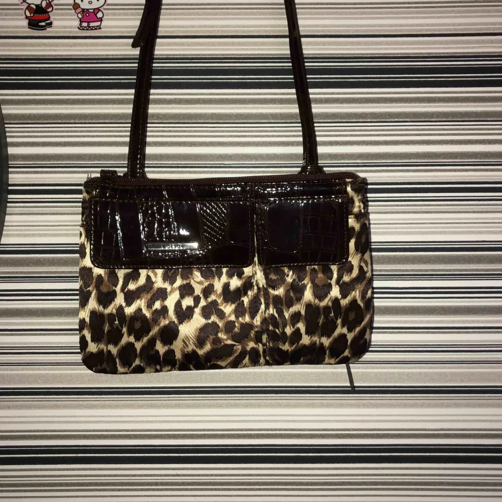 Jättesnygg leopard handväska med långt axelband (justerbart)💕❤️💕 Väldigt fint skick då den knappt är använd:) Den rymmer rätt så mycket och har vääldigt många olika fack. Köparen står för frakt💕. Väskor.