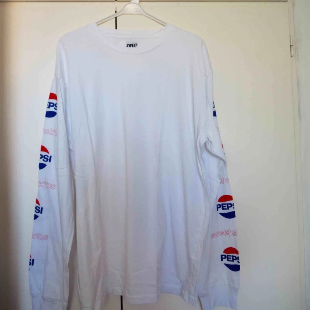 Longsleeve tröja från SweetSktbs🔥 Pepsi collab.  Print på armarna.  Lite frakt tillkommer. . T-shirts.