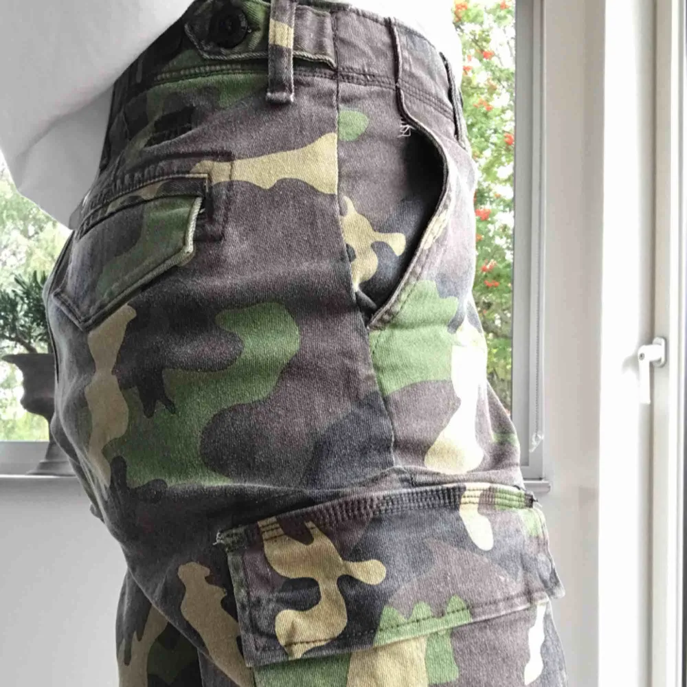 Unisex-shorts i militärmönster från SWEET SKTBS. Fickor på båda sidor. Supersköna. Använda ett fåtal ggr.. Shorts.