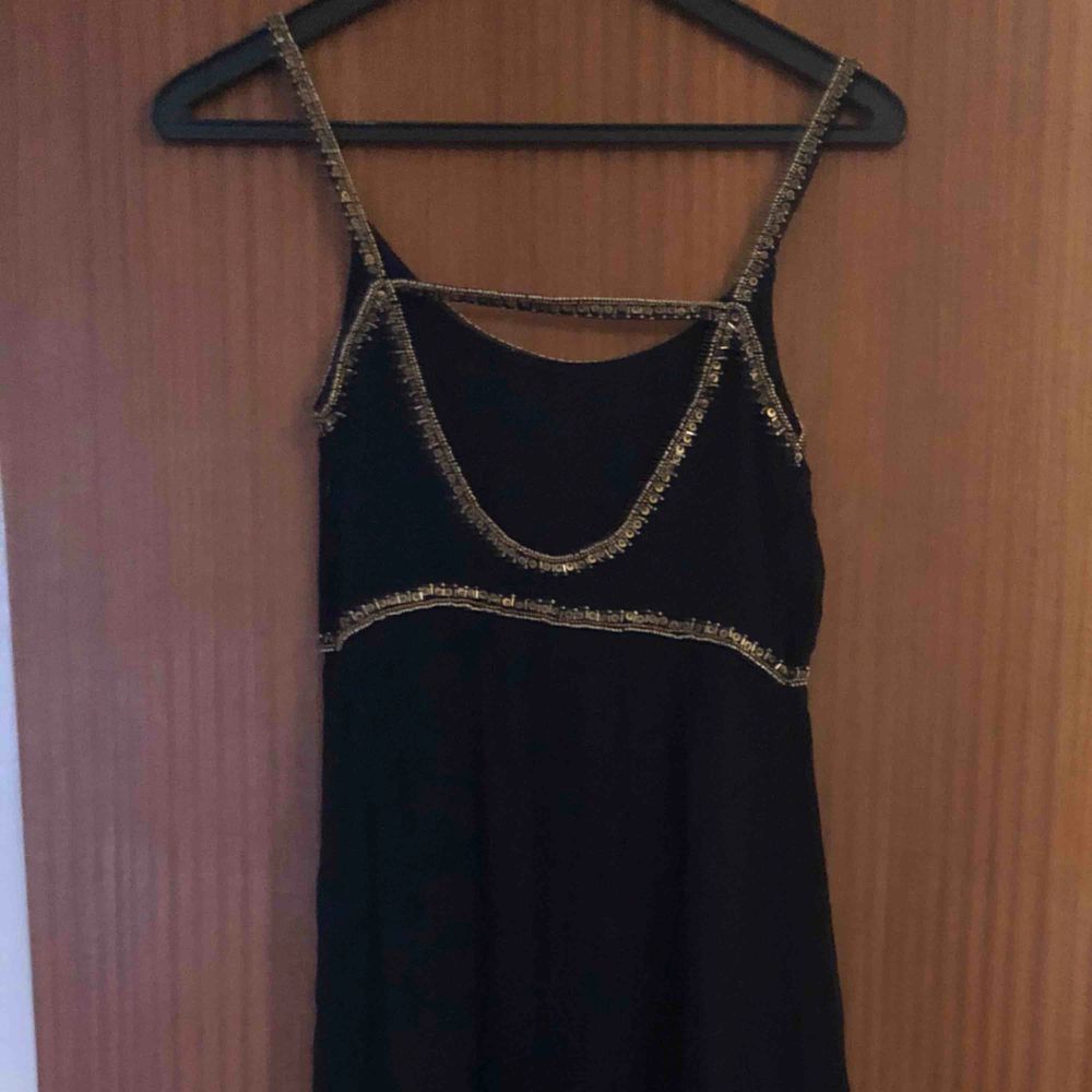 Finare klänning från Zara i storlek XS.köparen står för frakten.. Klänningar.