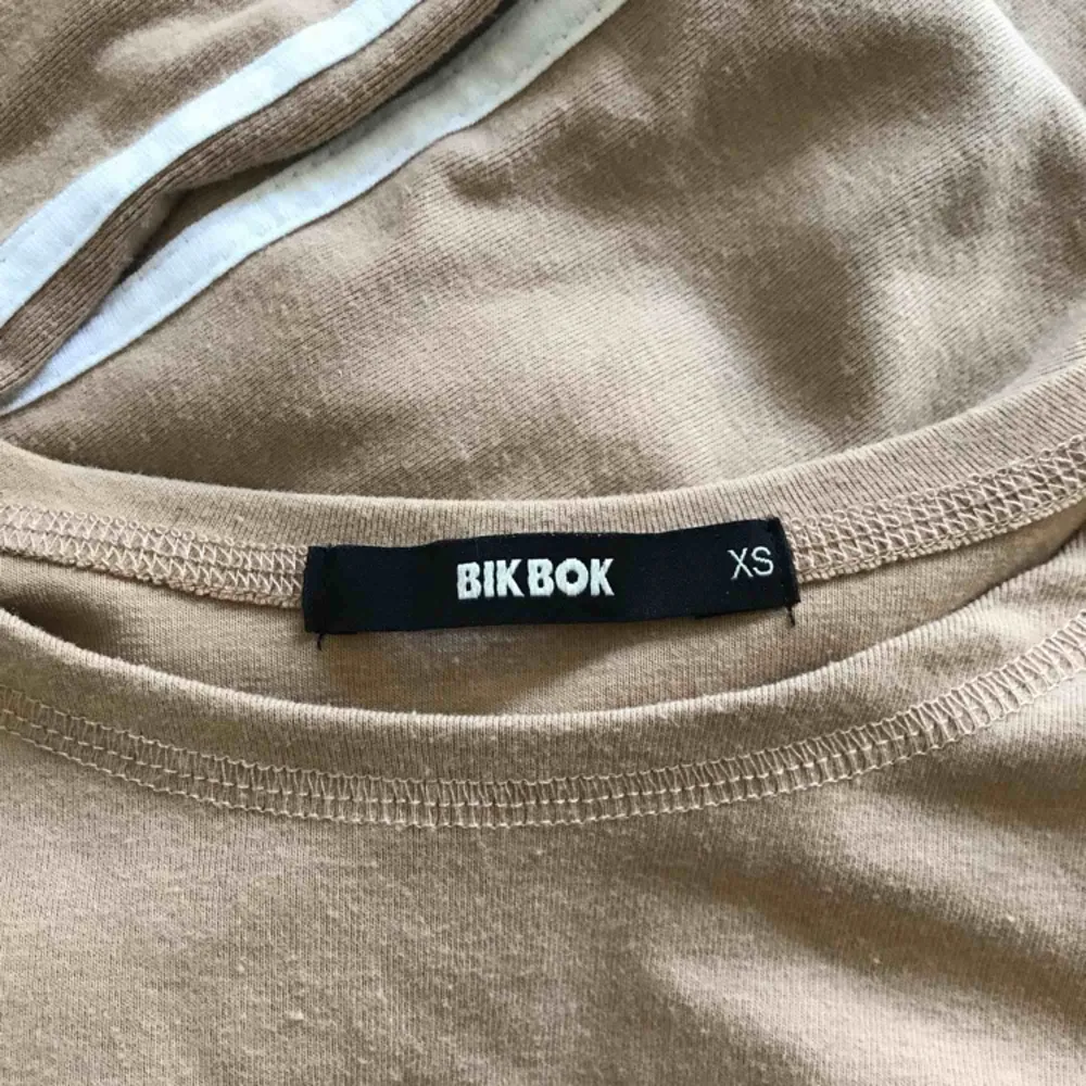 En sexig beige magtröja från BikBok säljer jag för 50 sek (plus frakt). Den har två vita stripes på vardera arm. Säljer denna tröja för att jag tror att någon där ute har mer användning för den!!🌺. Toppar.