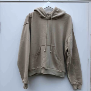  - Oanvänd tjocktröja från Weekday i storlek S. Oversized!