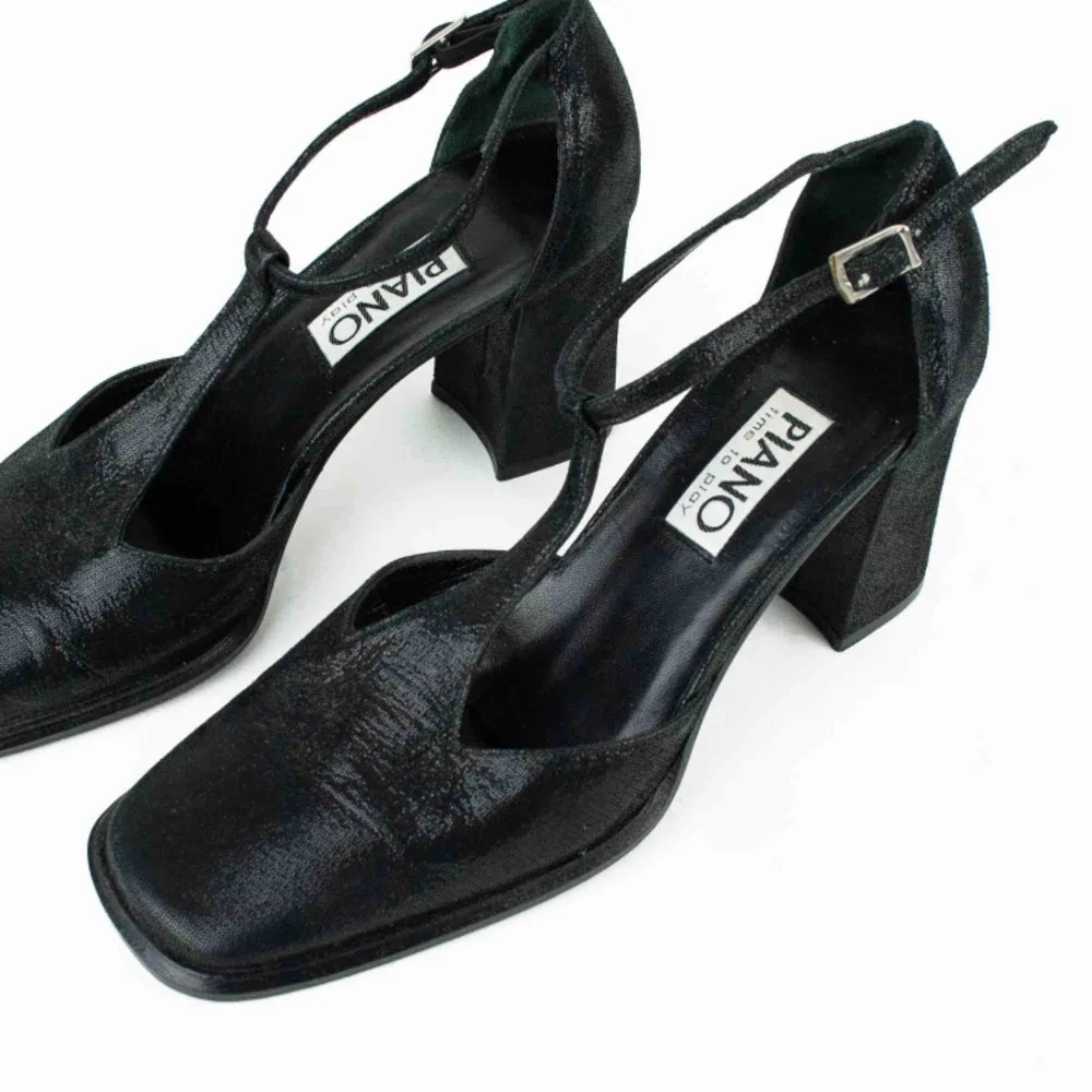Vintage 90s Y2K leather t-strap pumps heeled shoes in black Label: 37, feels true to size Model: 165/36 shoes (wearable with some room left) Free shipping! Ask for the full description! No returns!. Skor.