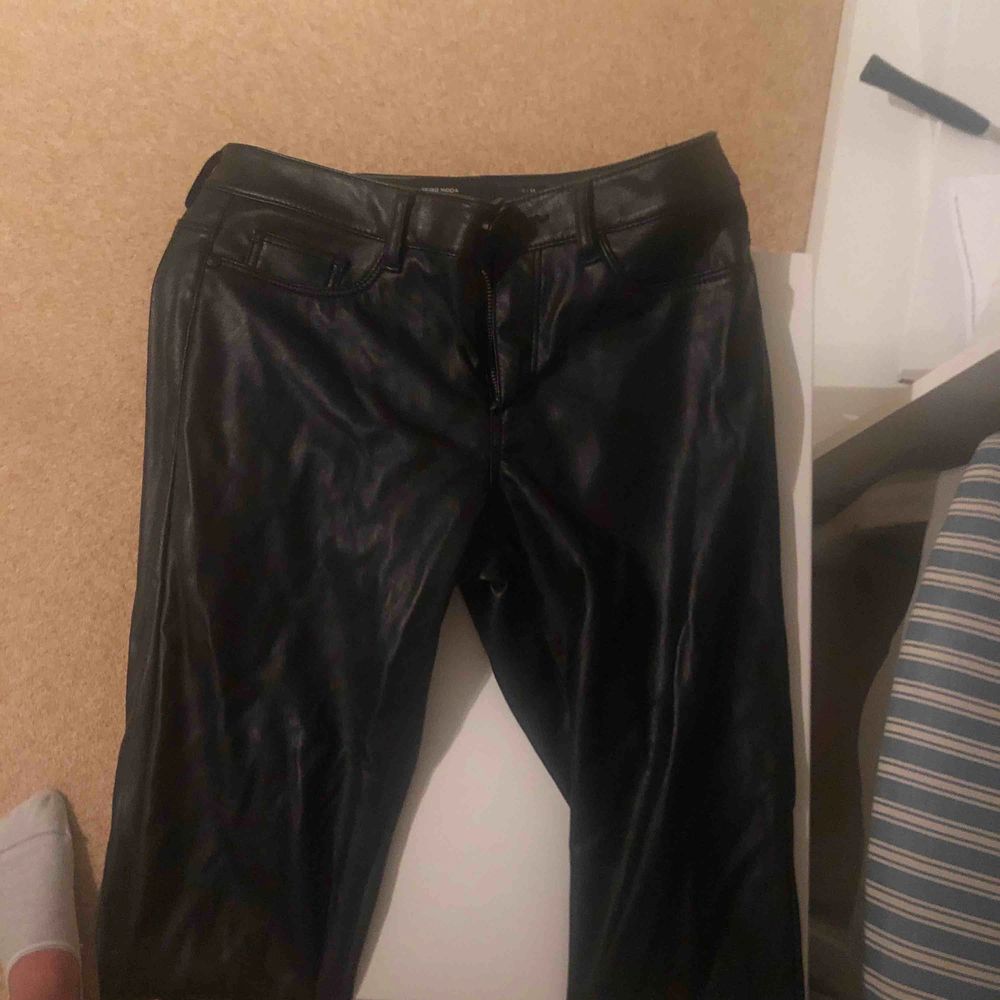 Ett par assnygga skinnbyxor från vero Moda. Tror de är köpta för 400kr. De är tyvärr för små så jag har inga bilder hur de ser ut på, förutom en tagen från deras hemsida.. Jeans & Byxor.