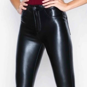  - Byxor i skinn Im, högmidjade.  Använd 1 gång  Strl;M Fraktas också , köparen står för frakt pris!