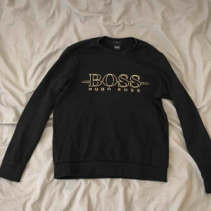  - Svart Hugo boss huvtröja