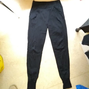  - storlek S, köpta på Kappahl. mudd längst ned, dragkedja i sidan. glansigt tyg, sidofickor.