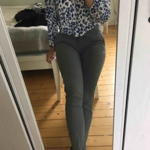  - Gråa kostymbyxor i fint skick! Bilderna gör de ej rättvisa då de är för små för mig 💫