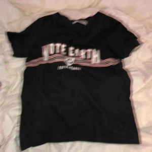  - Tröja från pull and bear med snyggt tryck på! Riktigt cool! Strl xs passar xxs och säkert S också