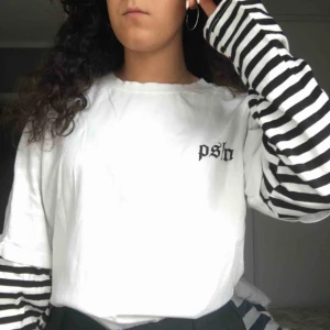  - En tröja som har insydda ärmar som är svart och vitrandiga. Det står inga storlekar men jag skulle säga att det passa på en S/M. Köparen står för frakt, Annars kan jag mötas upp i Stockholm