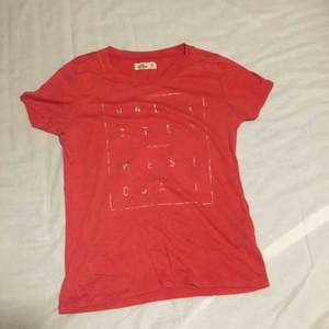 Röd hollister t-shirt, storlek M mer som S