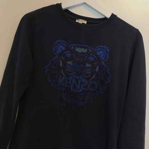 Marinblå sweater från Kenzo i storlek x-small. Säljer pga den är för liten för mig. Köparen står för frakt! 😊