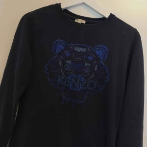  - Marinblå sweater från Kenzo i storlek x-small. Säljer pga den är för liten för mig. Köparen står för frakt! 😊