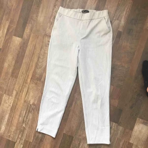  - Snygga gråa kostymbyxor. Mellanhöga i midjan. Frakt tillkommer.