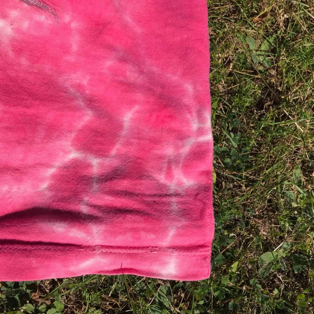 Superfin tie dye-topp med korta ärmar i rosa med unicorn-tryck i ljuslila • 100% bomull, tjockare tyg • i barnstorlek 130 men sitter som en XS • mkt bra skick, sömmen längst ned på sidan har gått upp en aning, se sista bilden . T-shirts.