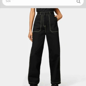  - Fina svarta byxor me neongröna sömmar supersnygga å sömmarna ger en speciell detalj💛 använda en gång så bra skick