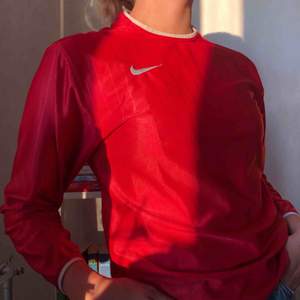 Röd glansig tröja från Nike, något kortare i ärmen🧡 Köparen står för frakt 