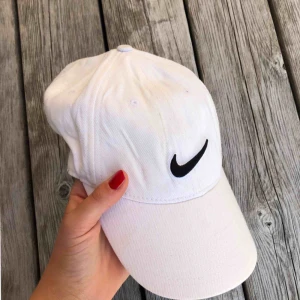  - Vit Nike keps  Köparen står för frakt :) 
