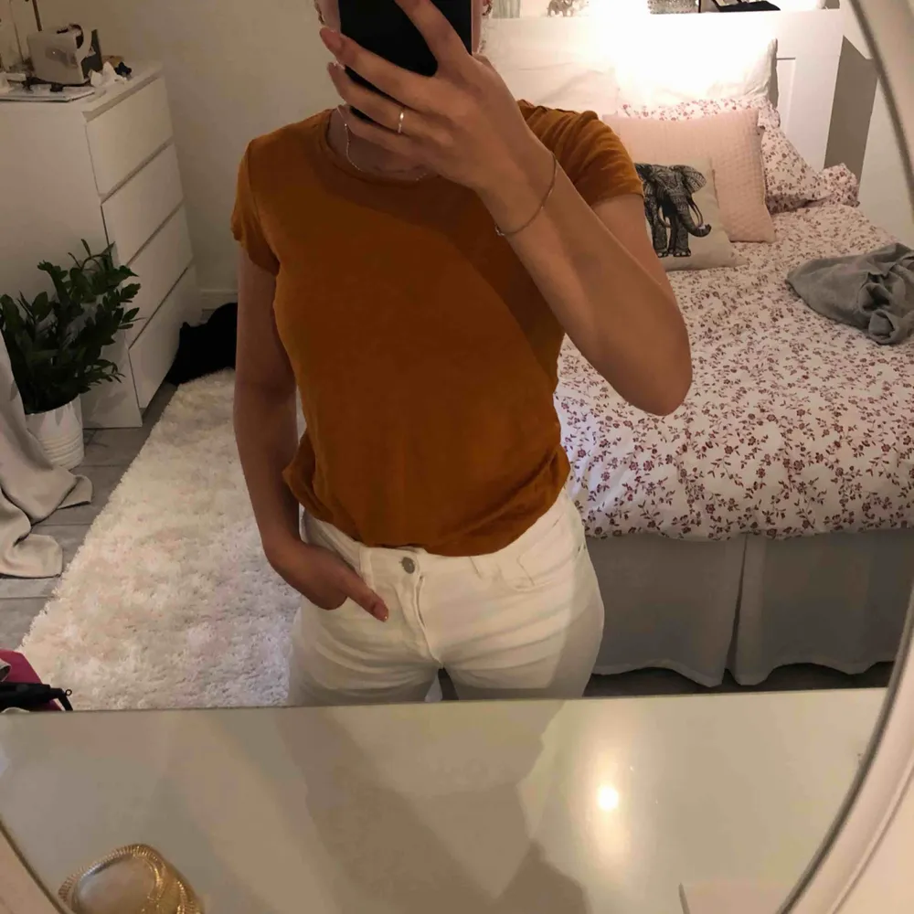 En orange/brun t-shirt som jag köpte i en butik i Italien. Mjukt material, inte genomskinlig, normal längd. Hör av dig vid frågor. Köparen står för frakten . T-shirts.