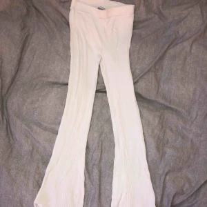  - Vita byxor, stretchiga. Passar både XS och S. Använda en gång och köpta för ca 400kr. Frakten ingår i priset 