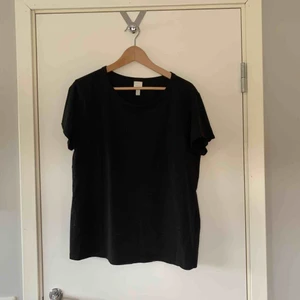  - Oversized svart T-shirt från hm, sparsamt använd 