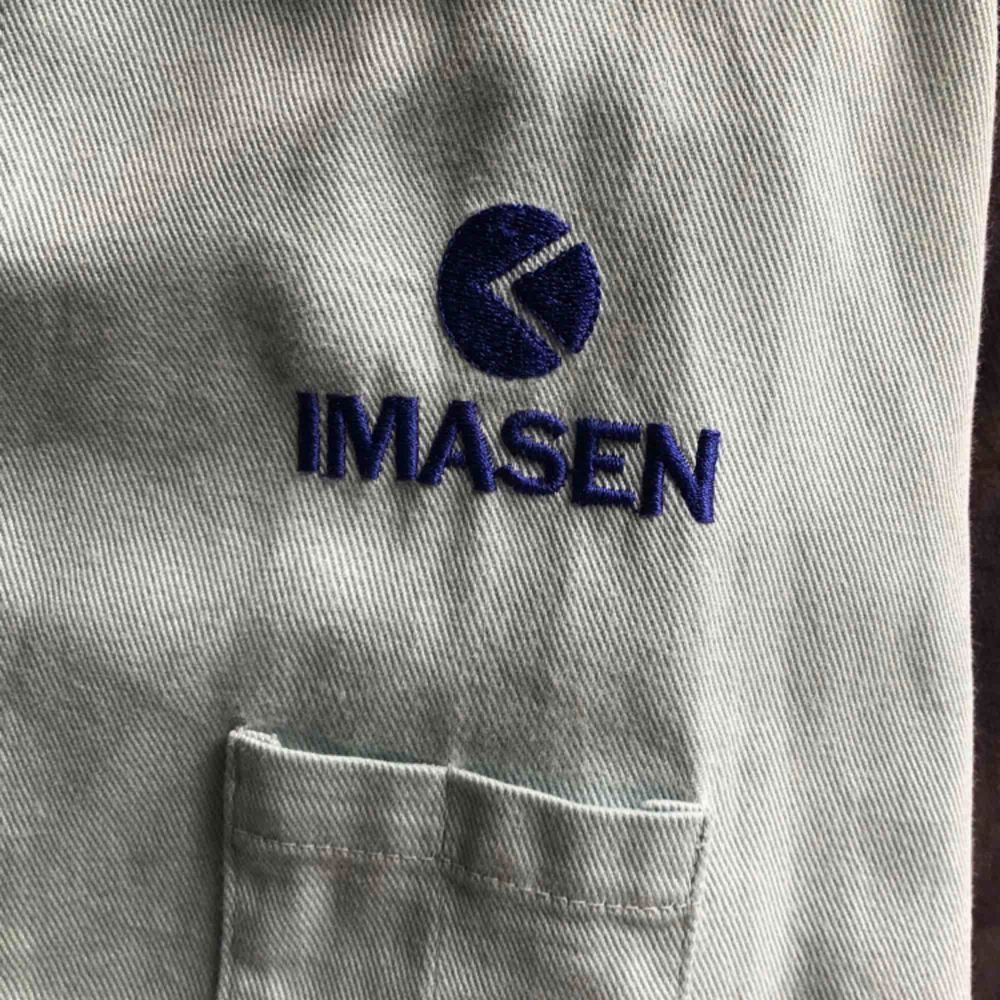 En vintage tunn jacka. Gammal arbetsuniform för ett japanskt företag som heter Imasen. Sliten men häftig. Jackor.