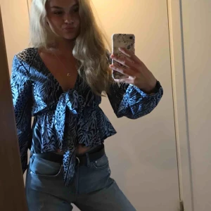  - Blus i blåzebra mönster med knyte över brösten. Använd ett fåtal gånger