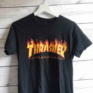  - En äkta svart Thrasher t-shirt! Har använts runt 10 gånger men är i bra skick. Funkar för en som är XS också och köparen står för frakt, 25kr😊