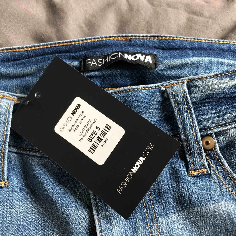 Aldrig använda blåa fashion Nova bootcut jeans. Passar mig som är cirka 167cm lång och normal stor.  Fick hem dom idag. Får med rabatt kod till fashion Nova. Köparen står för frakten (42kr).. Jeans & Byxor.