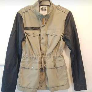  - Jacka i storlek XL men hade mer beskrivit den som en L. Inte använd mycket så i super bra skick. Inköpt på VERO MODA.