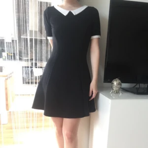  - Tidlös retro klänning, lite tjockare tyg och perfekt nu i höst🍁Oroligt vacker, och i fint skick! Märkt M men skulle säga S! Frakt: 63:- Spårbart! Fraktar Endast.