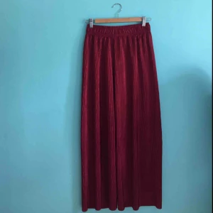  - Vida plisserade byxor i storlek XS/S. Vinröda och glansiga. Knappt använda! 