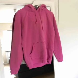  - Rosa hoodie från bikbok