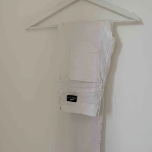  - Vita stretchiga byxor ifrån Dr.denim. Dragkedja detalj längst ner som går att reglera själv.
