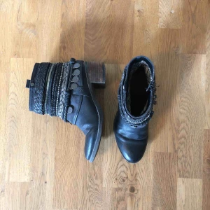  - Kängor med detaljer.  Klack: 5cm.  Normalt begagnat skick.