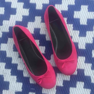  - Rosa ballerina i mocka. 🎀 Nästintill nyskick! Storlek 37 men små i storleken.  📬 Frakt 63kr.