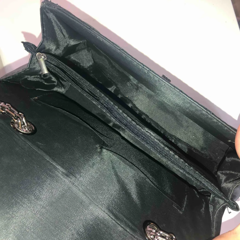 svart väska säljes då jag har för många väskor, man får plats med en hel del trots att det är en axelväska. köpt utomlands på en marknad💗💓💕. Väskor.