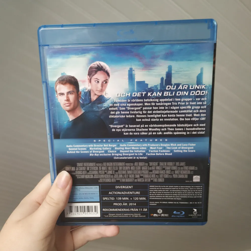 Helt oanvänd och felfri skiva för blueray! 2 disker, en med själva filmen och en som handlar om specialeffekterna.  Som ny! :)  (Jag säljer även boken på svenska). Övrigt.