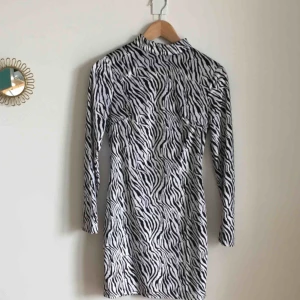  - Miniklänning i sammet. Använd endast till en plåtning. Liten i storleken! Är märkt UK 10/38 men skulle snarare säga att det är strl 36.  Hämtas i södra Stockholm (Hökarängen) eller på Södermalm.