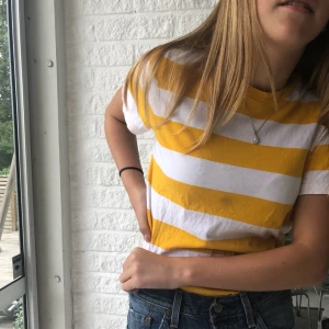  - T-shirt från other stories, har liten fläck där fram därav priset Frakt 30kr