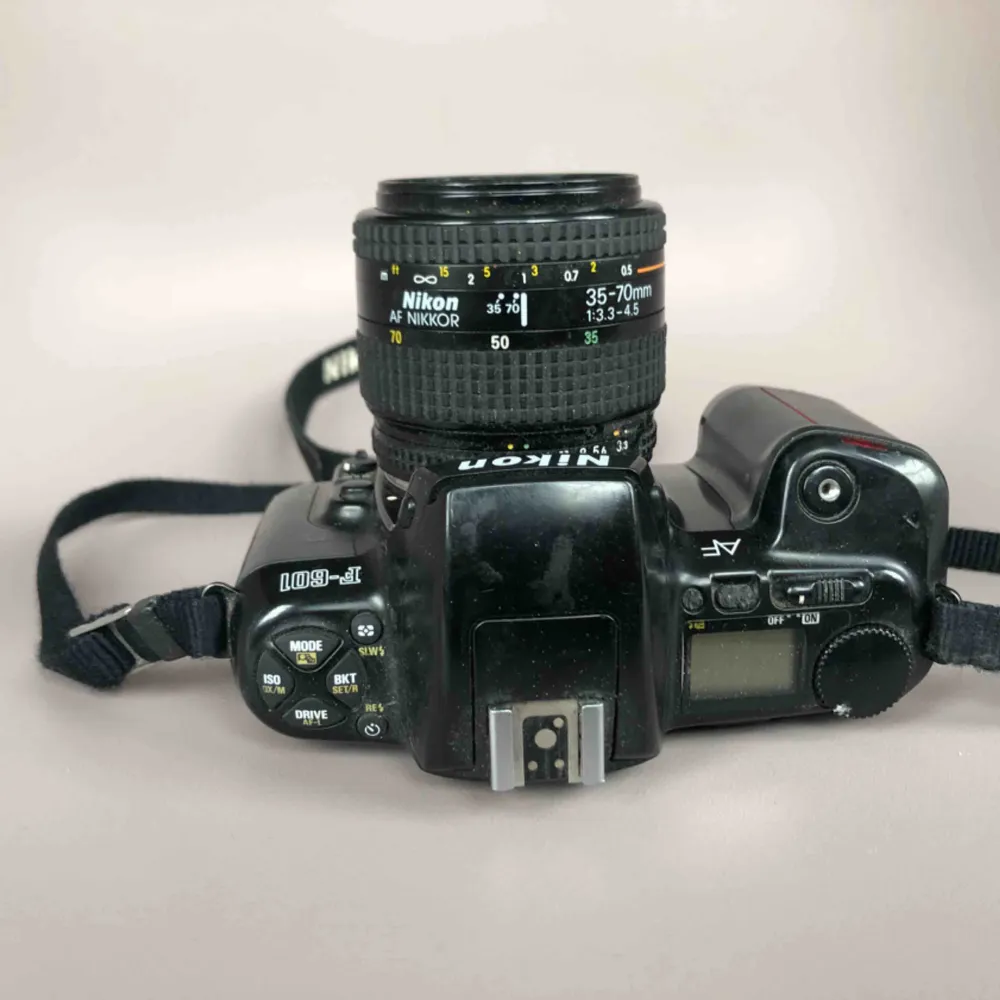 NIKON F-601 35mm Film SLR analog. Fungerar utmärkt, men saknar linsskydd och laddarsladd till batteri.   Ny pris €79,95. Accessoarer.