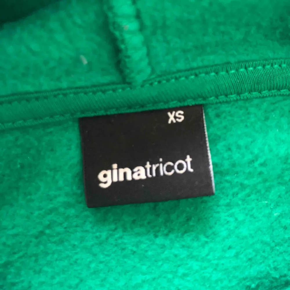 Grön huddie från ginatricot. säljer den på grund av att det inte är min still och den tar plats i min garderob . Hoodies.