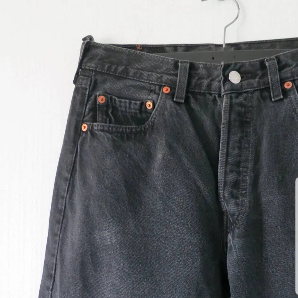 Frakt ingår i priset. Svarta vintage Levi's. Hög midja och knapp knäppning . Jeans & Byxor.