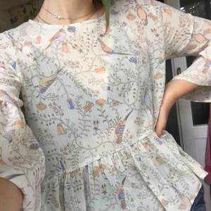  - Fin blus! Passar mig som M också och tror att den passar större och mindre storlekar också!