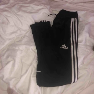 Adidas - Adidas byxor/mjukisar! Strl 11-12 years men passar en liten xs, super snygga och bekväma. Lite tajtare neråt, knytning i midjan! Passar både killar och tjejer, använda några få gånger bara