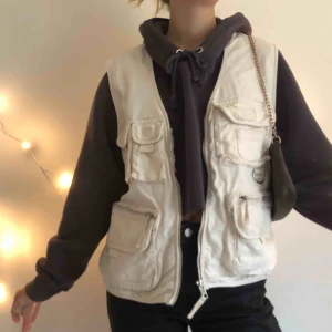  - Riktigt snygg ljus beige väst med massa fickor från pull and bear! Skicket är super💘💘 köparen står för frakt