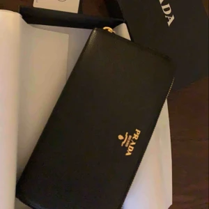  - Har fått Prada plånbok i present men tyvärr aldrig kommit till användning. Jättefin i svart skinn. Nypris 6000kr. Pris går att diskutera vid snabb affär.