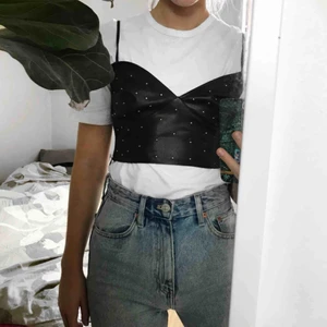  - Söt topp med guld stenar från Nelly, mjukt material på insidan som gör den mycket bekväm, finns även en mini kedja på sidan av toppen som gör det enklare att komma i den. Toppen är även i stretch material. Använd fåtal gånger