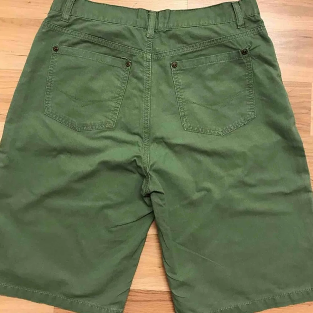 knälånga gröna jeans shorts i storlek M💚💚. Shorts.