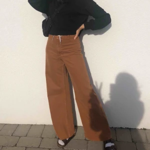  - Skitsnygga bruna vida jeans från Zara. Sitter skitsnyggt på! Storlek 34🦋✨